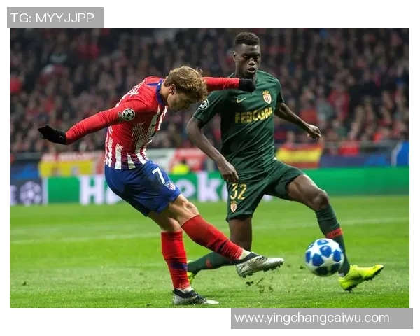 足球明星身着西装在绿茵场上展现风采与魅力的精彩瞬间